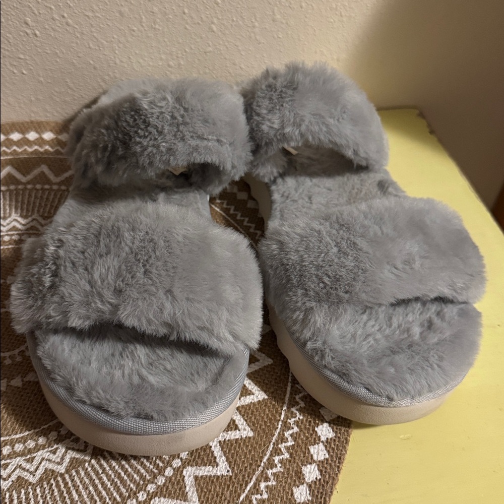 EUC Koolaburra by Ugg Women's Soft Gray Sandals - Picture 4 of 8